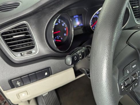 Used 2020 Kia Sedona LX image 21