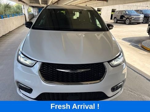Used 2024 Chrysler Pacifica Touring FWD image 17