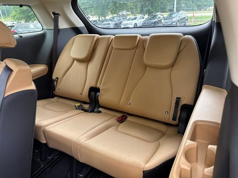 Used 2023 Kia Carnival EX FWD image 11