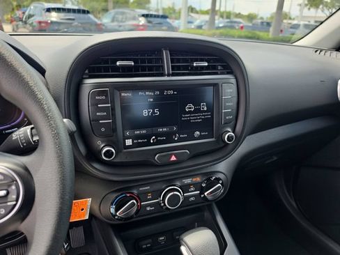 Used 2025 Kia Soul LX w/ LX Technology Package FWD image 23