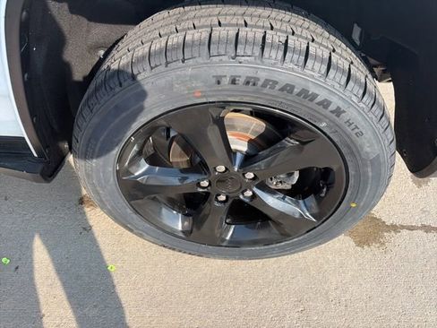 Used 2024 Jeep Grand Cherokee Limited w/ Black Appearance Package image 34