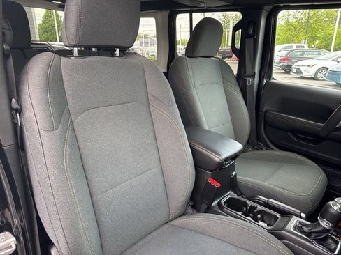Used 2025 Jeep Wrangler Unlimited Sahara AWD/4WD image 22