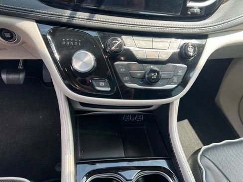Used 2023 Chrysler Pacifica Limited FWD image 8