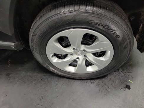 Used 2020 Toyota RAV4 LE image 10