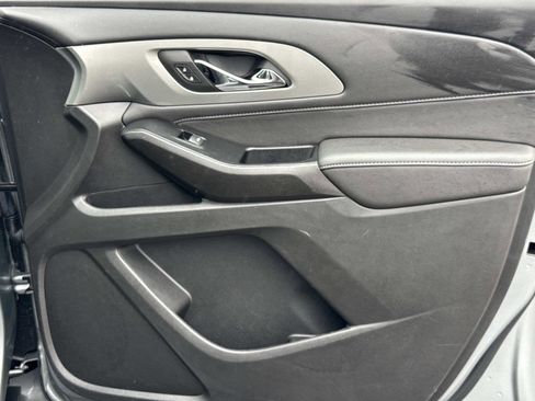 Used 2023 Chevrolet Traverse LT image 18