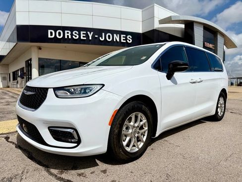 Used 2025 Chrysler Pacifica Select FWD image 1