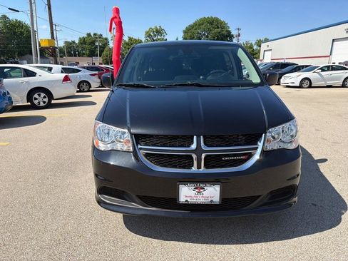 Used 2019 Dodge Grand Caravan SE FWD image 3