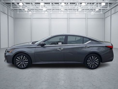Used 2025 Nissan Altima 2.5 SV FWD image 2