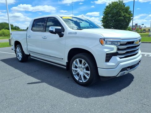 Certified 2025 Chevrolet Silverado 1500 High Country AWD/4WD image 3