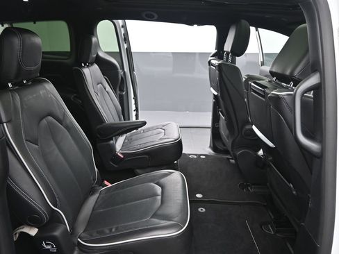 Used 2023 Chrysler Pacifica Limited w/ Uconnect Theater Family Group image 16