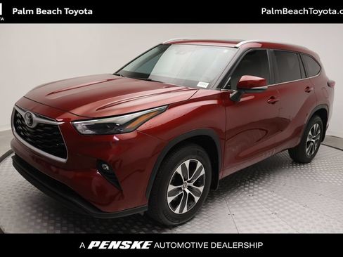 Used 2024 Toyota Highlander XLE AWD/4WD image 1