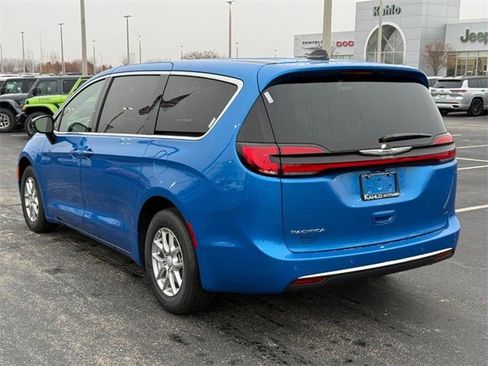 New 2026 Chrysler Pacifica Select image 5