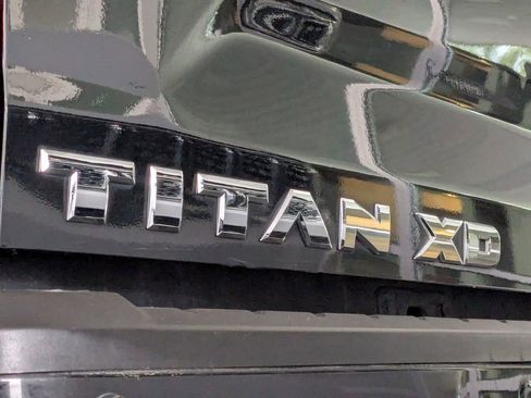 Used 2019 Nissan Titan SV w/ SV Convenience Package image 5