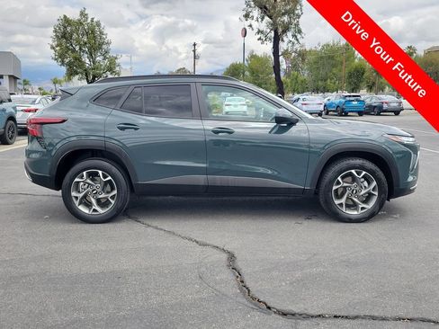Used 2025 Chevrolet Trax LT FWD image 31