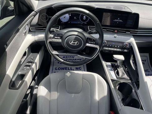 Certified 2025 Hyundai Elantra Limited w/ Cargo Package FWD image 11
