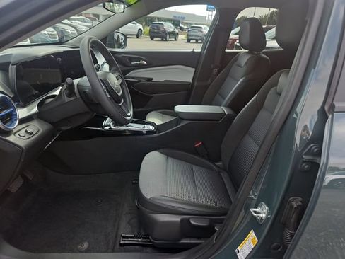 Used 2025 Chevrolet Trax LT FWD image 9