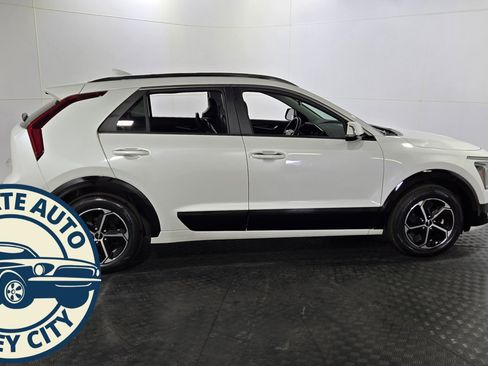 Used 2023 Kia Niro SX image 8
