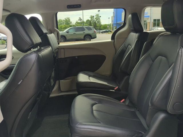 Used 2024 Chrysler Pacifica Limited FWD image 13