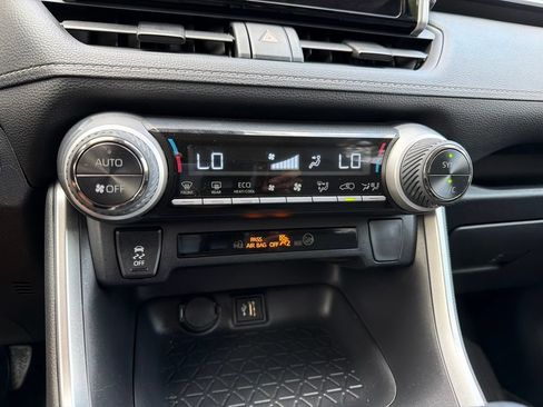 Used 2025 Toyota RAV4 XLE AWD/4WD image 12