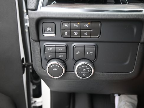 New 2025 Chevrolet Suburban Premier image 15