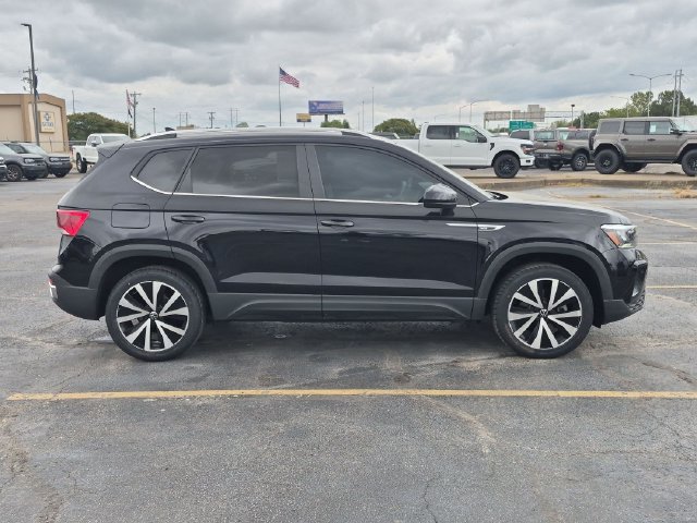 Used 2024 Volkswagen Taos SE w/ Panoramic Sunroof Package FWD image 9
