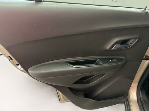 Used 2018 Chevrolet Trax LS FWD image 27