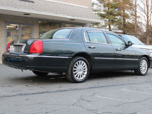 Used 2003 Lincoln Town Car Signature image 6