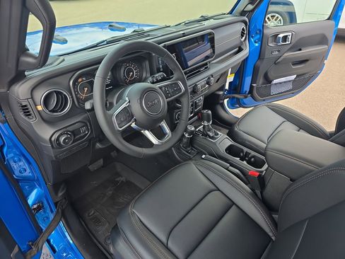 New 2026 Jeep Wrangler Unlimited Sahara AWD/4WD image 15