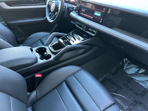 Certified 2025 Porsche Cayenne AWD/4WD image 17