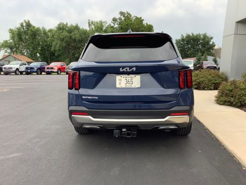 Used 2025 Kia Sorento EX w/ Panoramic Sunroof Package FWD image 5