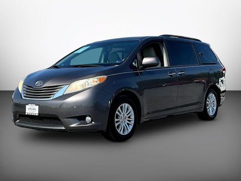 Used 2012 Toyota Sienna XLE w/ Premium Pkg FWD image 3