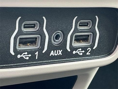 Used 2024 Chrysler Pacifica Touring-L image 19