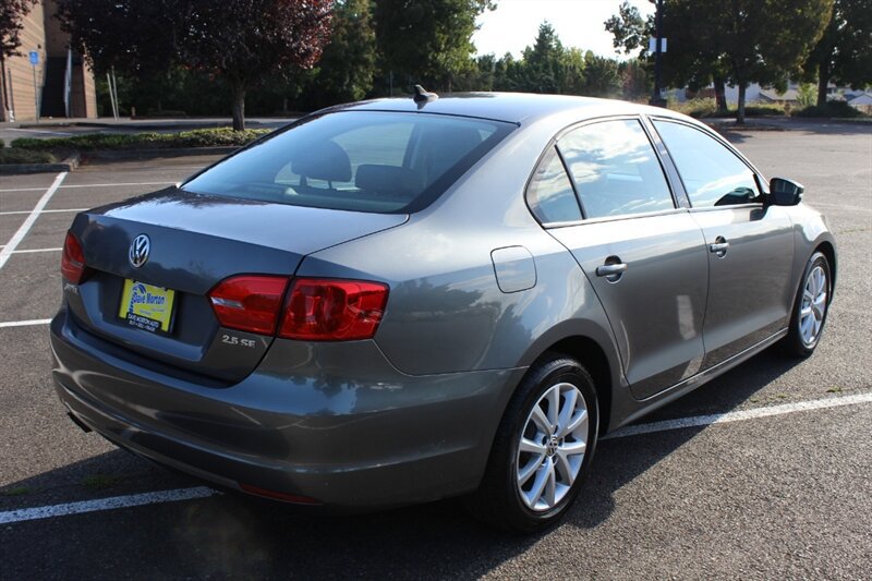 Used 2012 Volkswagen Jetta SE FWD image 4