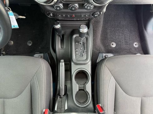 Used 2018 Jeep Wrangler Unlimited Rubicon w/ Cold Weather Group AWD/4WD image 18