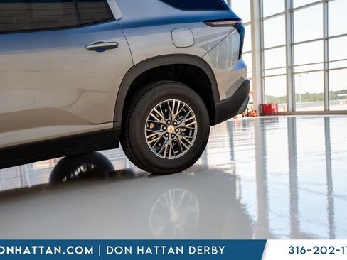 Used 2025 Chevrolet Traverse LT image 35