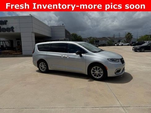 Used 2026 Chrysler Pacifica Limited FWD image 2