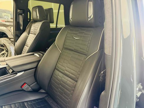 Used 2025 Cadillac Escalade V w/ LPO, ONYX Package image 33