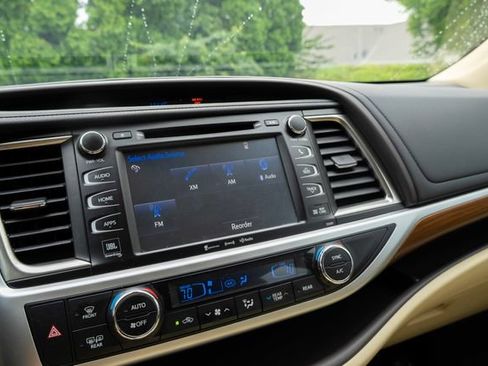 Used 2019 Toyota Highlander Limited FWD image 30
