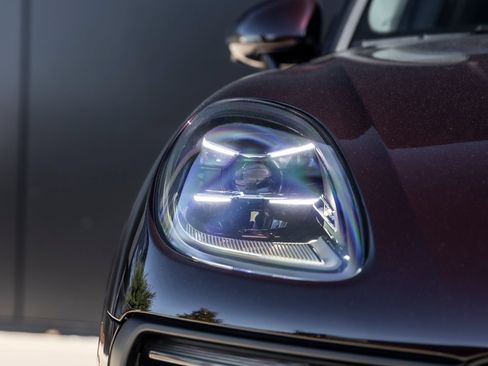 Certified 2026 Porsche Macan AWD/4WD image 18