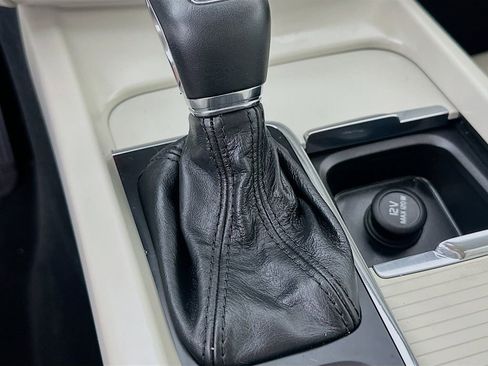 Used 2018 Volvo XC60 T6 Momentum image 17