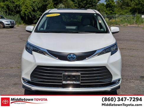 Certified 2024 Toyota Sienna XLE AWD/4WD image 8