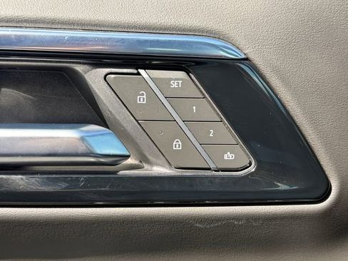 Used 2025 Chevrolet Suburban Z71 image 17