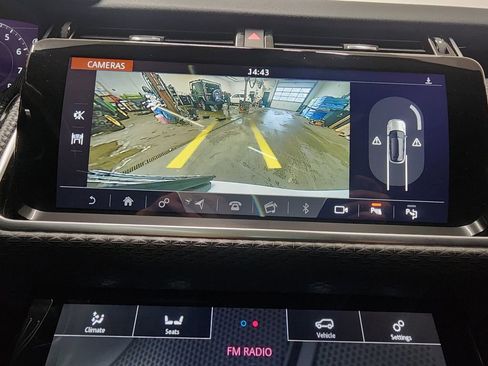 Used 2019 Land Rover Range Rover Velar R-Dynamic SE image 19