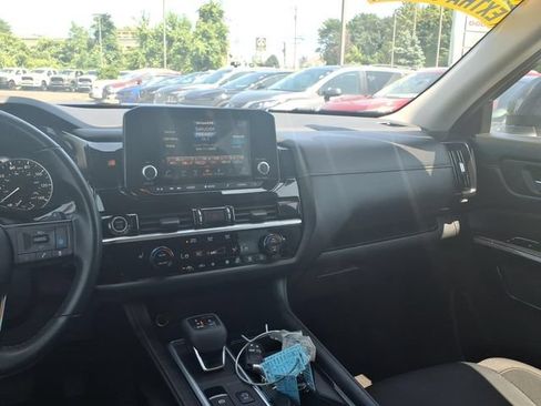 Used 2022 Nissan Pathfinder SV w/ SV Premium Package AWD/4WD image 19