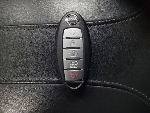 Used 2017 Nissan Rogue SV w/ SV Premium Package image 32