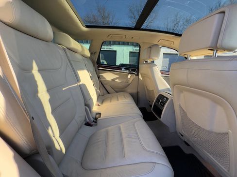 Used 2013 Volkswagen Touareg Sport image 12