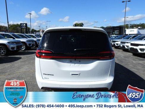 New 2026 Chrysler Pacifica Select image 4