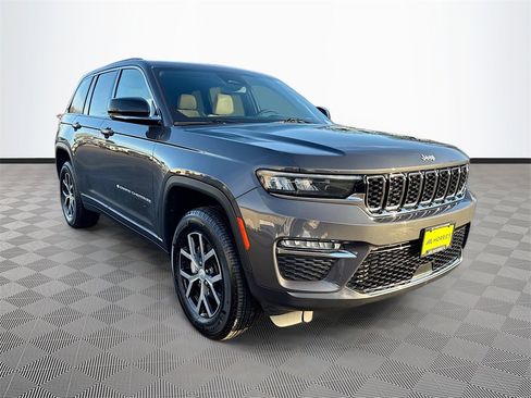 Used 2024 Jeep Grand Cherokee Limited image 3