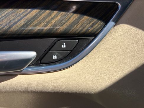 Used 2018 Cadillac XT5 FWD image 25