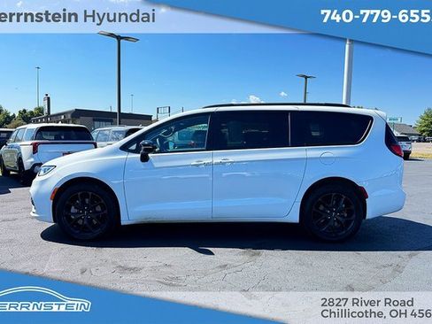 Used 2023 Chrysler Pacifica Limited w/ S Appearance Package image 4